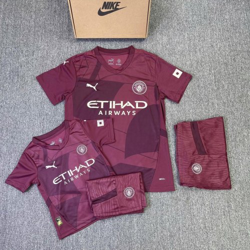 Bộ Bóng Đá Mancity Trẻ Em Sân Khách Thứ Ba 2025 Đỏ Mận